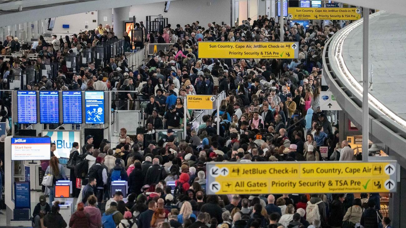 Streit um Abschiebungen: Mitarbeiter bezahlt: Schlangen an US-Airports lassen nach