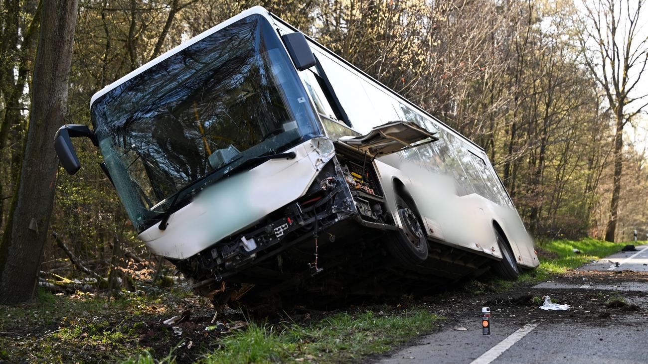 Verkehr: Auto und Linienbus stoßen zusammen – mehrere Verletzte