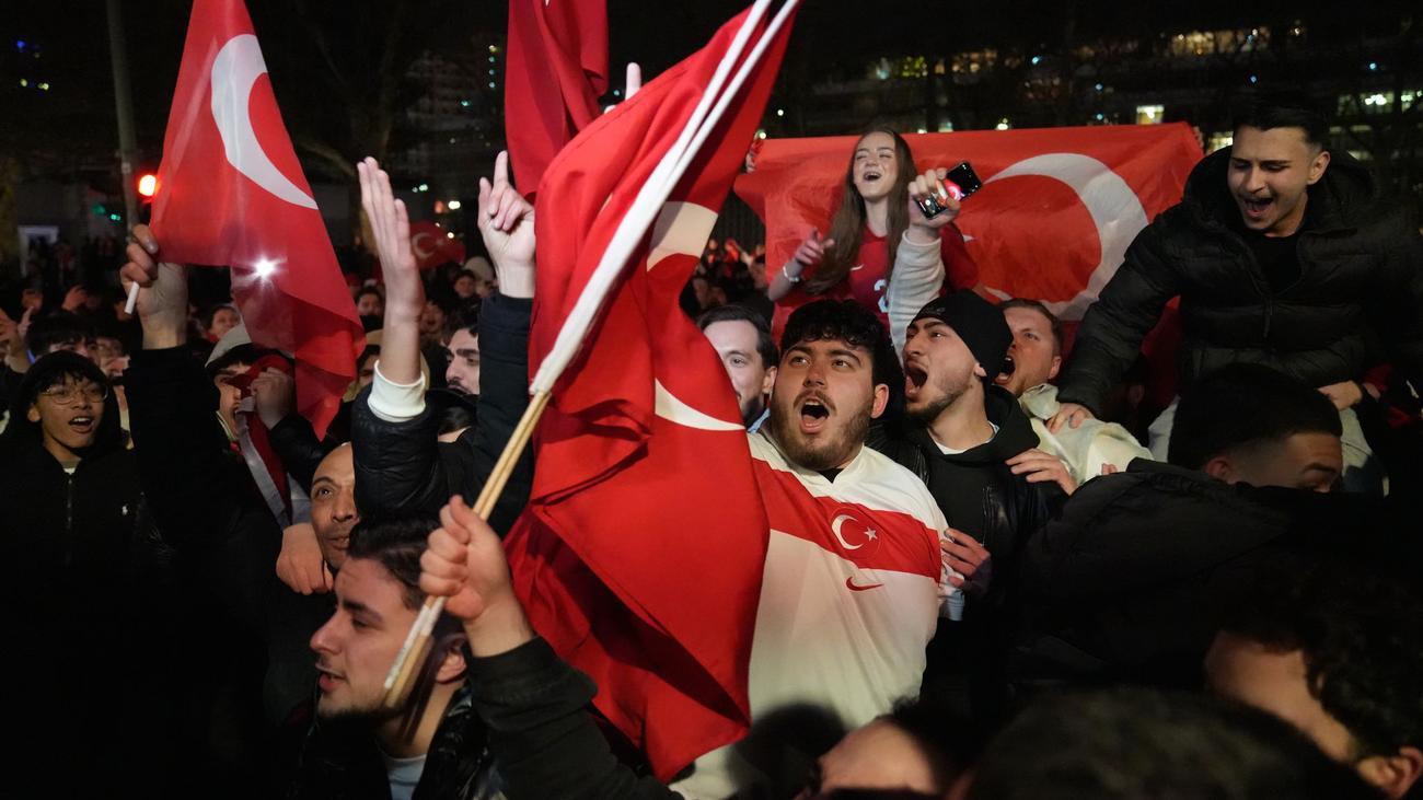 WM-Quali: Jubel auf Berlins Straßen nach Türkei-Sieg im Playoff-Finale