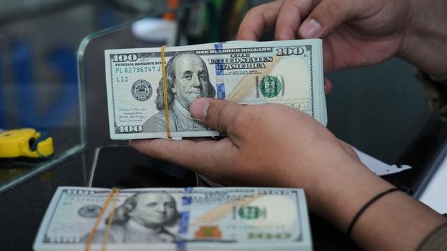 Bargeld angezündet: Jugendliche finden in Moskau Tasche mit 88.000 Dollar