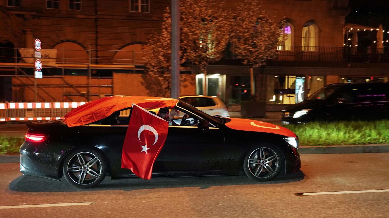 Fußball-Weltmeisterschaft: Türkei-Fans feiern WM-Einzug mit Korsos und Pyro: Festnahmen