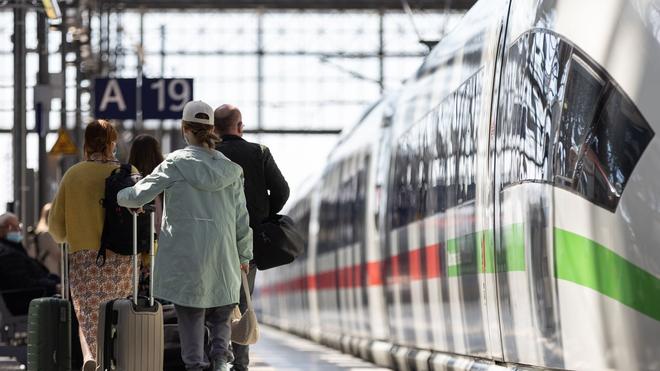 Osterverkehr: Die Deutsche Bahn rechnet über Ostern mit hoher Nachfrage, insbesondere im Fernverkehr. (Archivbild)