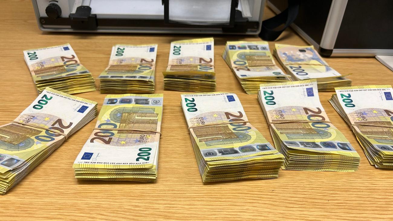 Kriminalität: Zoll findet 100.000 Euro mit Kokainspuren in Reisebus