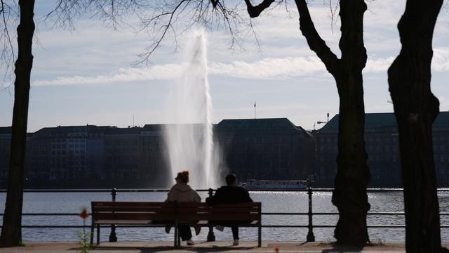 Buntes: Bereits zum 40. Mal: Hamburger Alsterfontäne sprudelt wieder