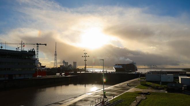 Unfälle: Im Elbehafen in Brunsbüttel ist ein Frachter gegen die Kaimauer gefahren. (Archivbild)