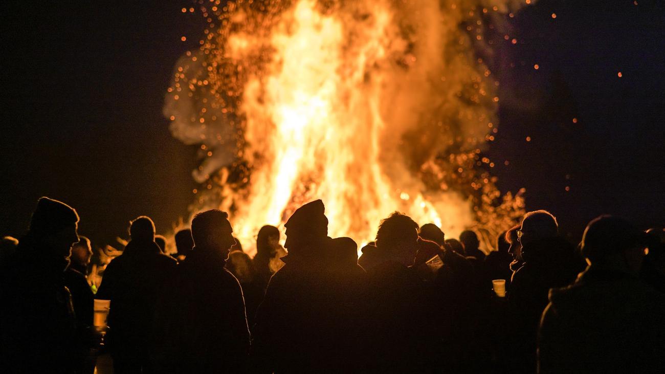 Tschernitz: Jugendlicher einer Osterfeuerwache durch Brand verletzt