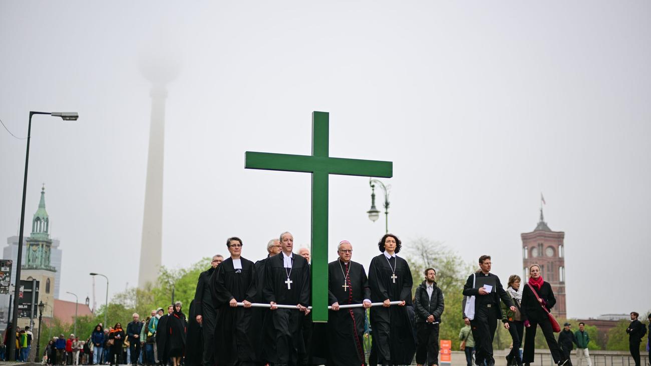 Wichtiges Fest: Kreuzweg und Gottesdienste: Christen feiern Ostern