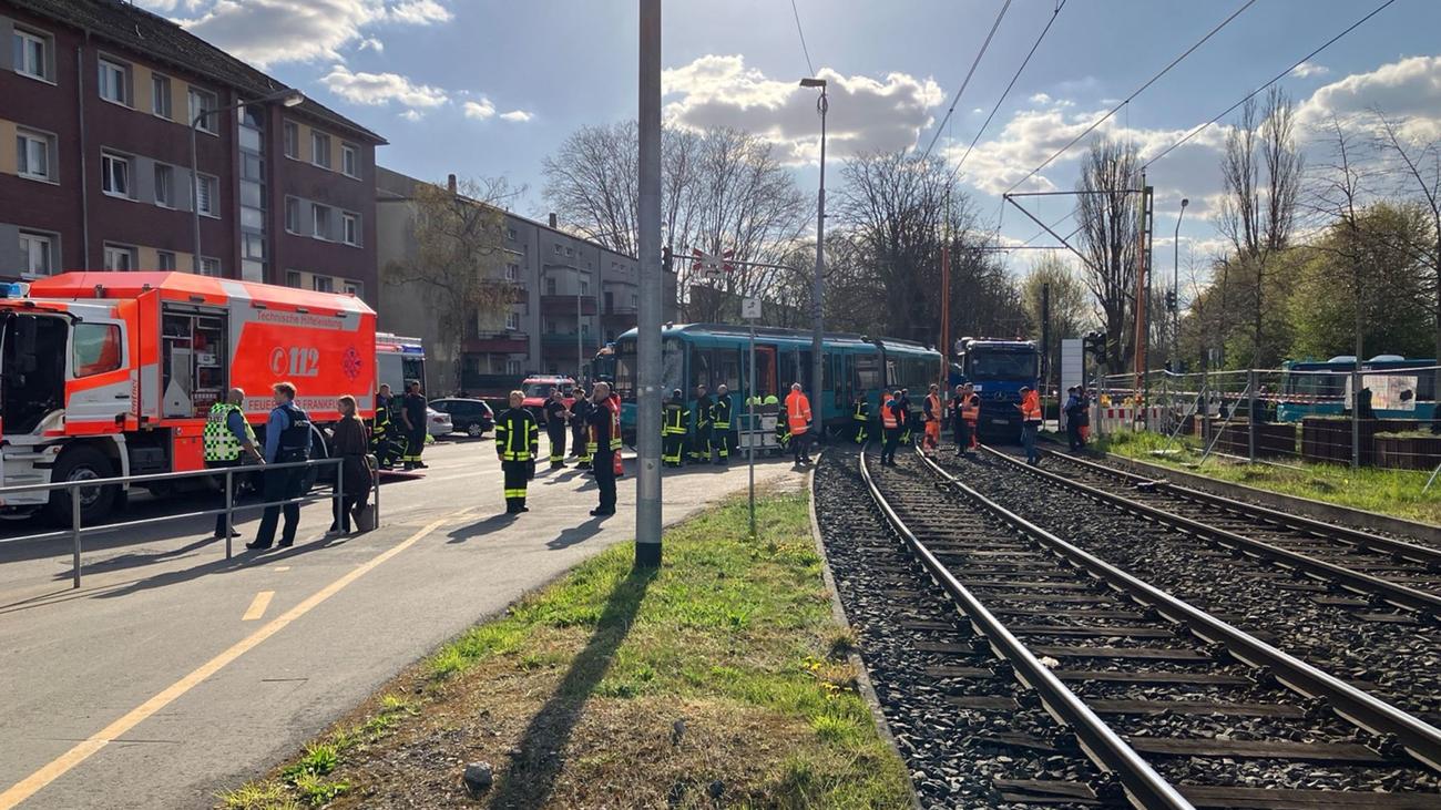 Frankfurt/Main: Lkw kracht in U-Bahn – Fahrer schwer verletzt