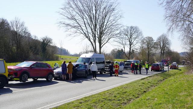 Wohl Abbiegevorgang schuld: Massen-Crash mit Verletzten auf Bundesstraße