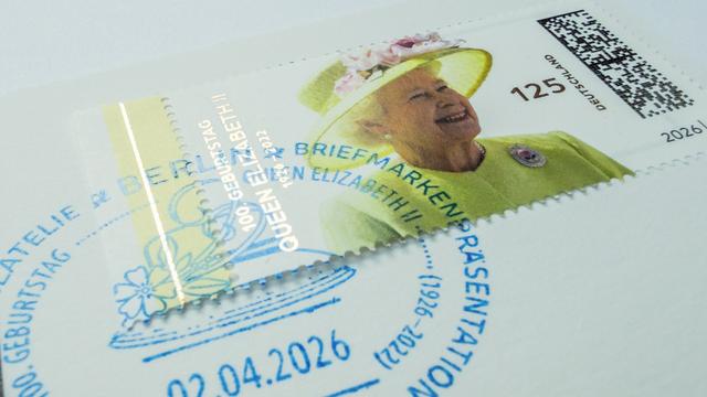 Bild: Britische Monarchie: Post prägt Sonderbriefmarke mit Queen Elizabeth II.