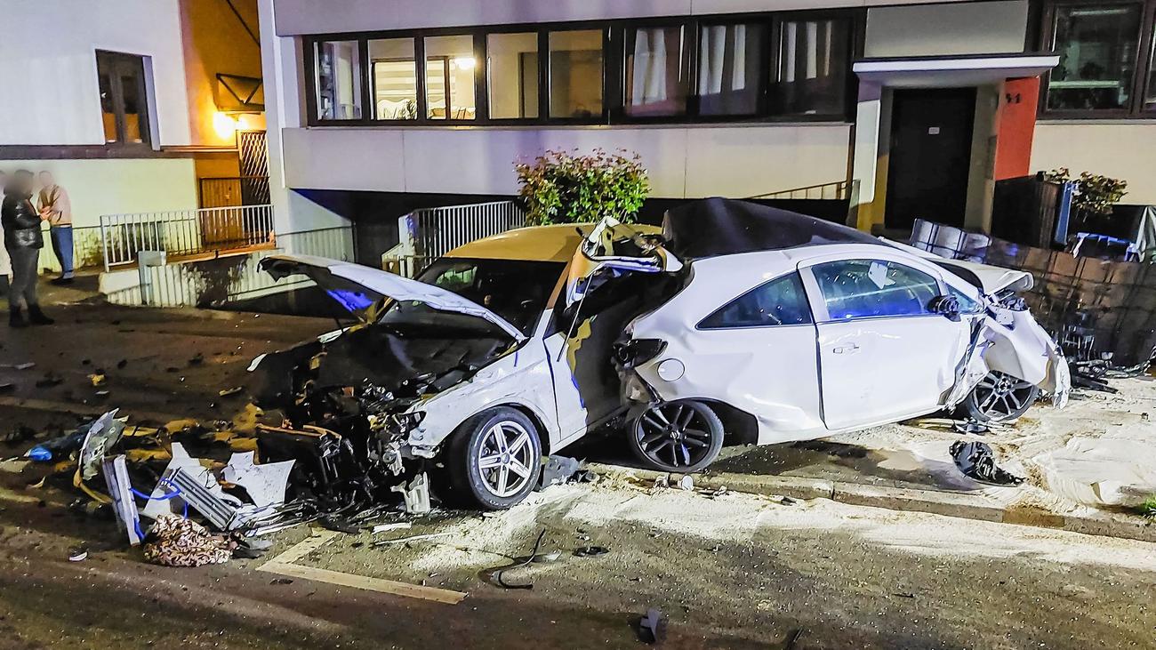 Abgehauen vor der Polizei: Unfall bei Verfolgungsjagd – Zwei 16-Jährige schwer verletzt