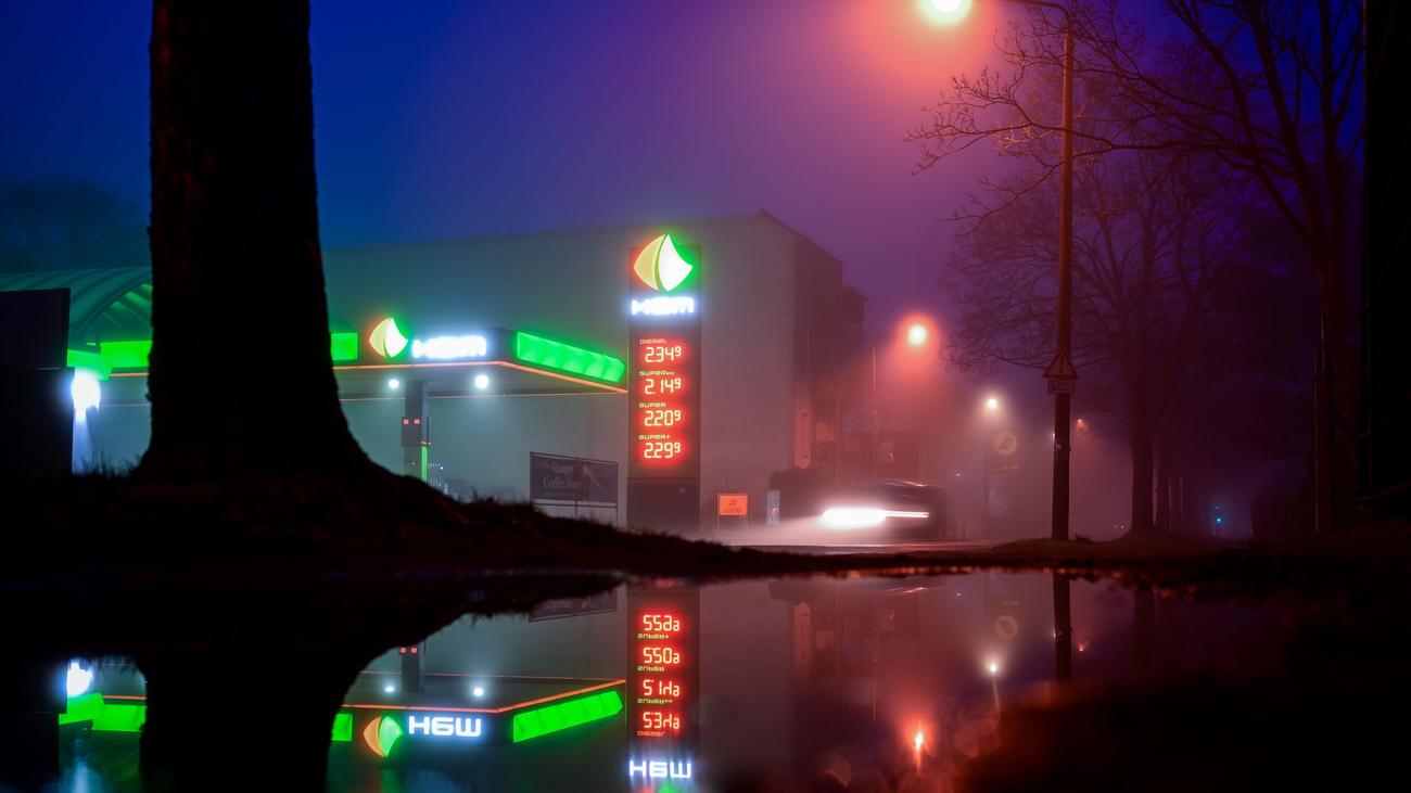 Hohe Spritpreise: "Unzumutbar": Wegner fordert Preisdeckel für Kraftstoff