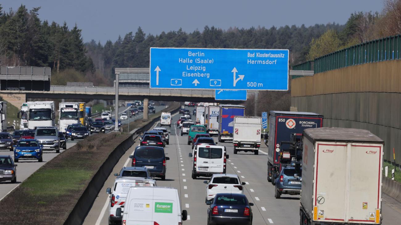 Reiseverkehr: Volle Autobahnen und viele Staus vor Ostern