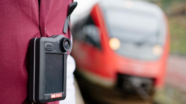 Bild: Wieder Angriff im Zug: Zugbegleiter in Würzburg mit Bierflasche attackiert