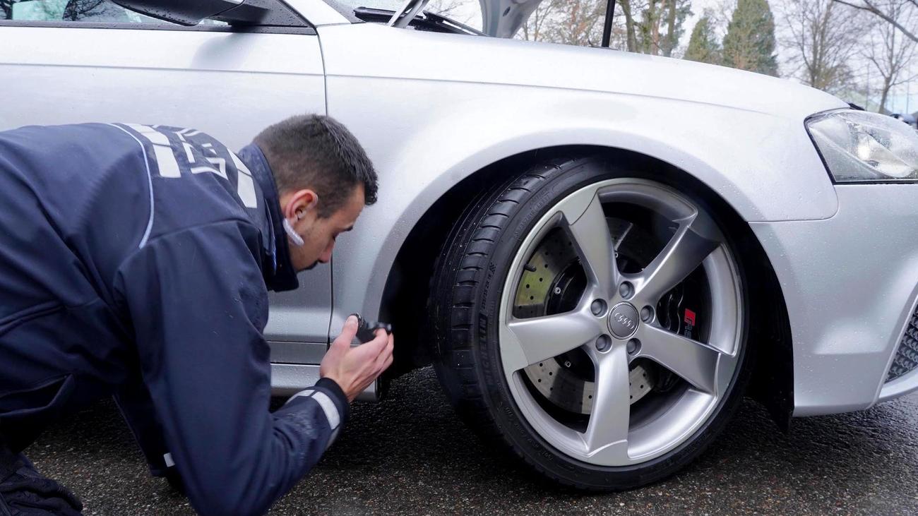 Schwerpunkt Karfreitag: Car-Freitag: Polizei stellt Tuning-Autos in Stuttgart sicher