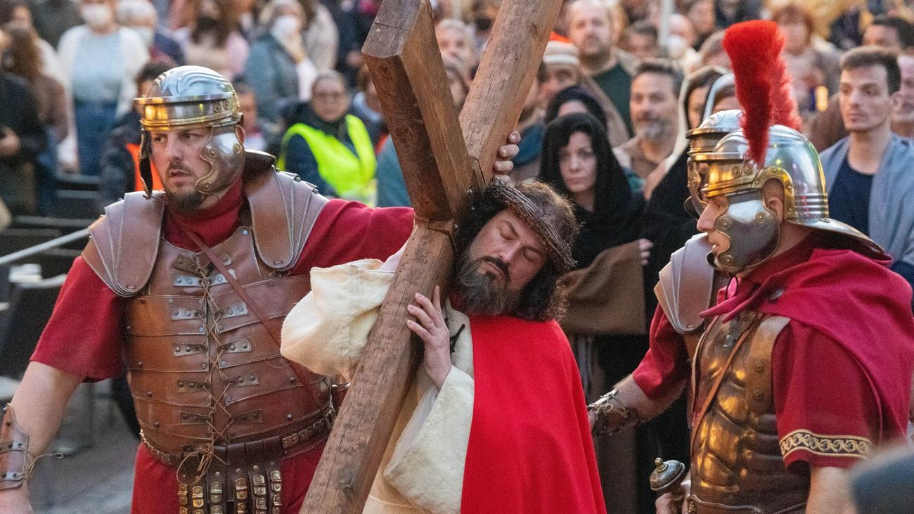 Außergewöhnliche Prozession: Das hat es mit dem "lebendigen Kreuzweg" in Ulm auf sich