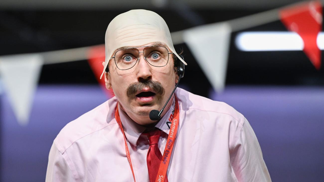 Kultur: "Der Geizige": Lars Eidinger isst Pommes im Autohaus