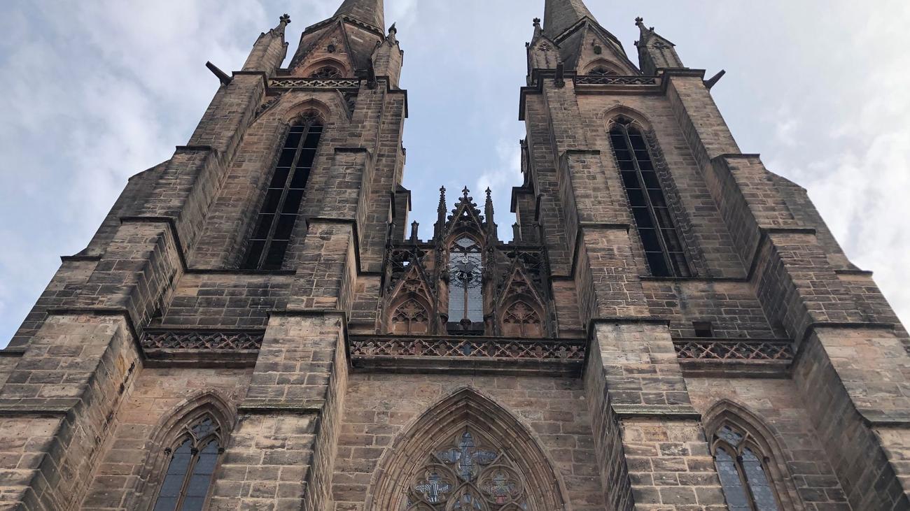 Wildvögel: Hoffen auf Happy End – Ist der Uhu-Papa wieder im Kirchturm?