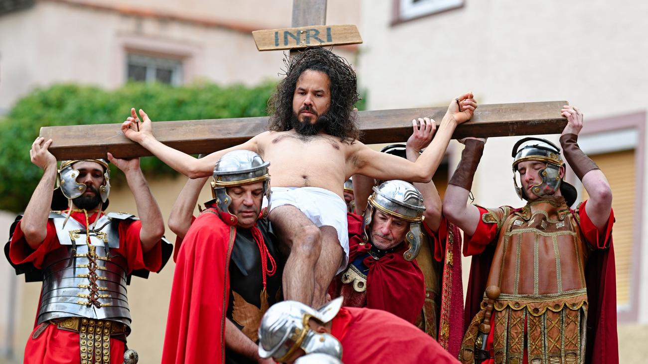 Ostern: Karfreitags-Prozession mit Laiendarstellern
