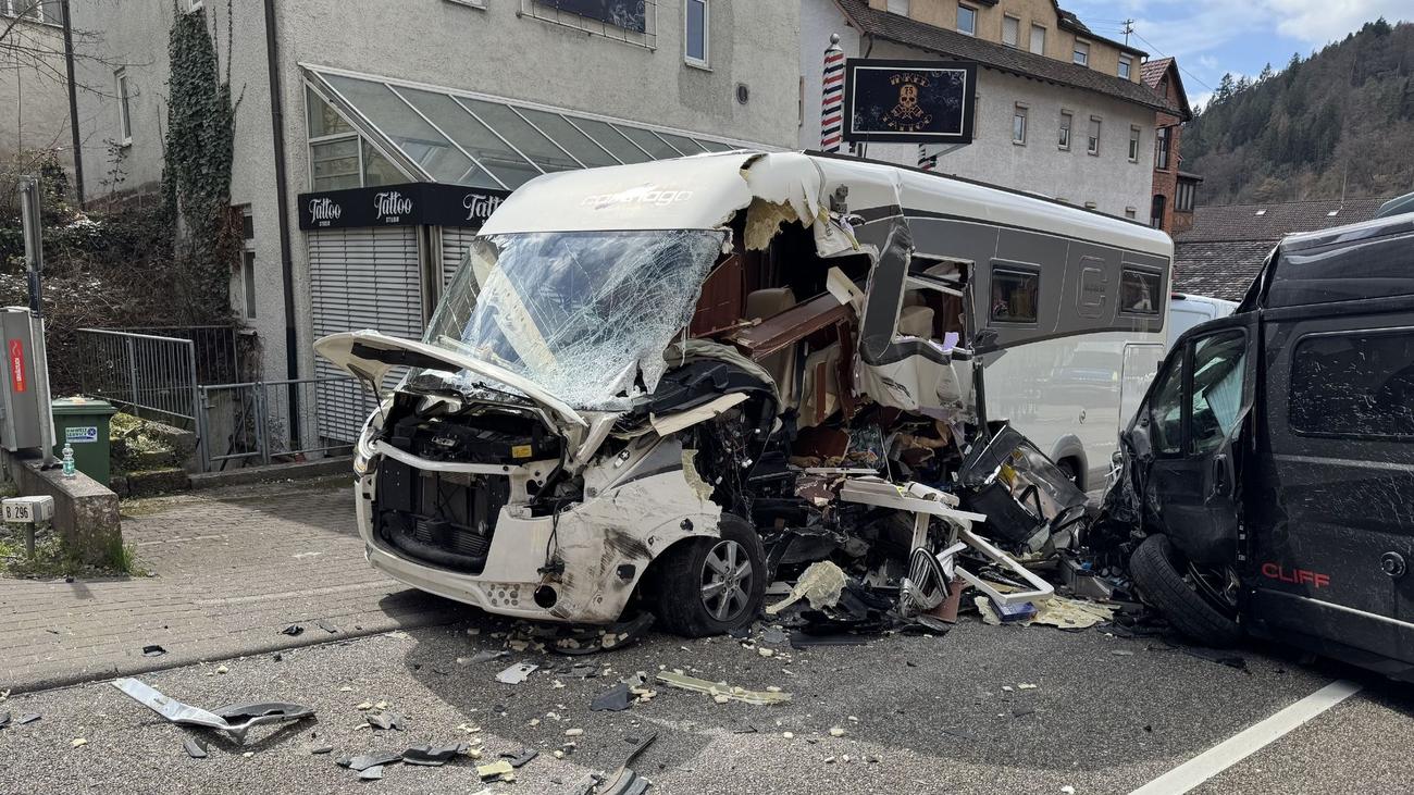 Calw: Mehrere Verletzte nach Wohnmobil-Unfall
