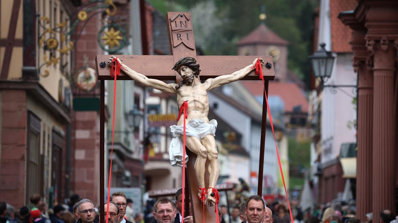 Beeindruckende Bilder: Schweigen und beten: Karfreitagsprozession in Lohr