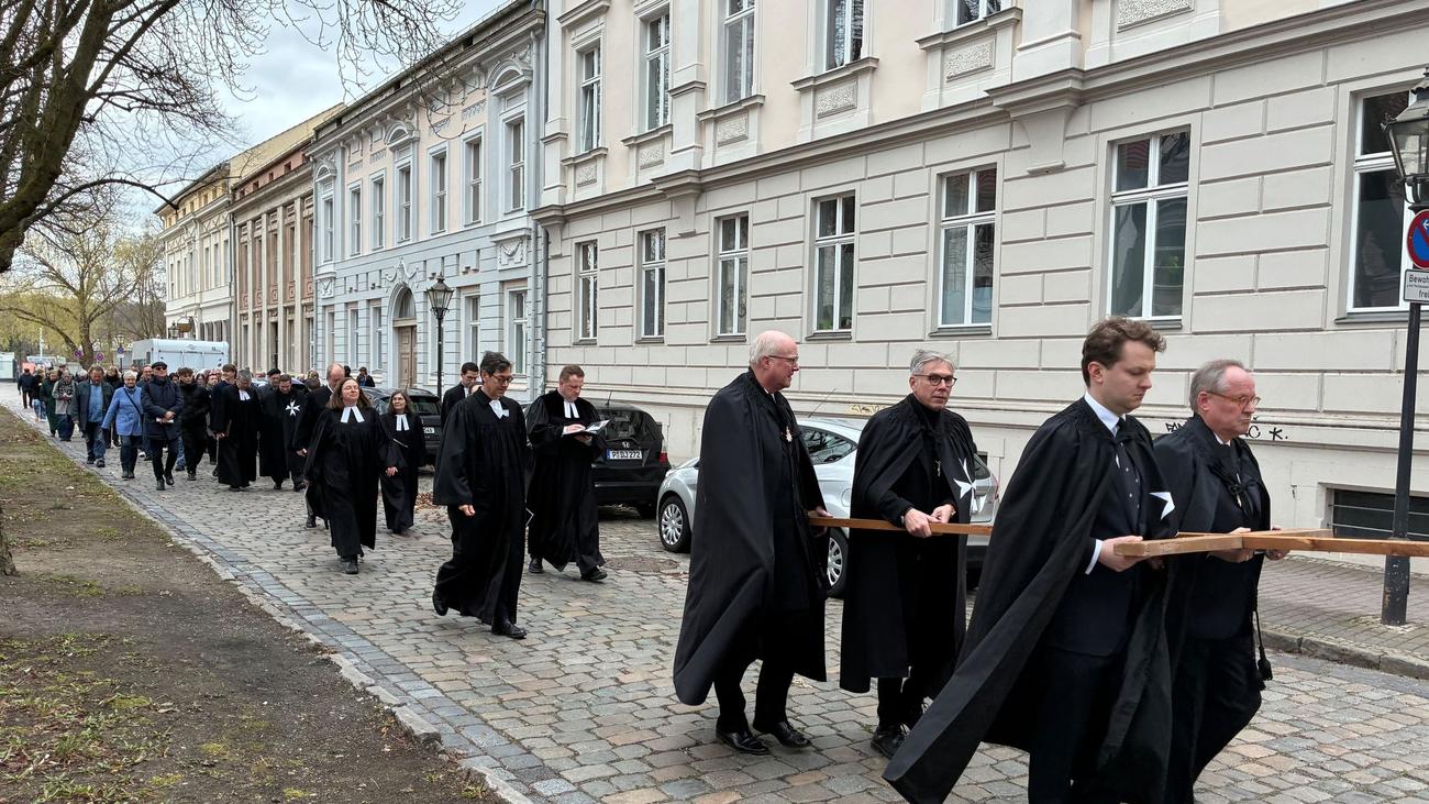 Karfreitag: Schweigeprozession zieht durch Potsdam