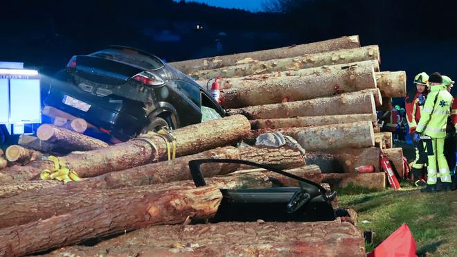 Unfälle: Der Pkw fuhr am Freitagabend in einen Holzstapel.
