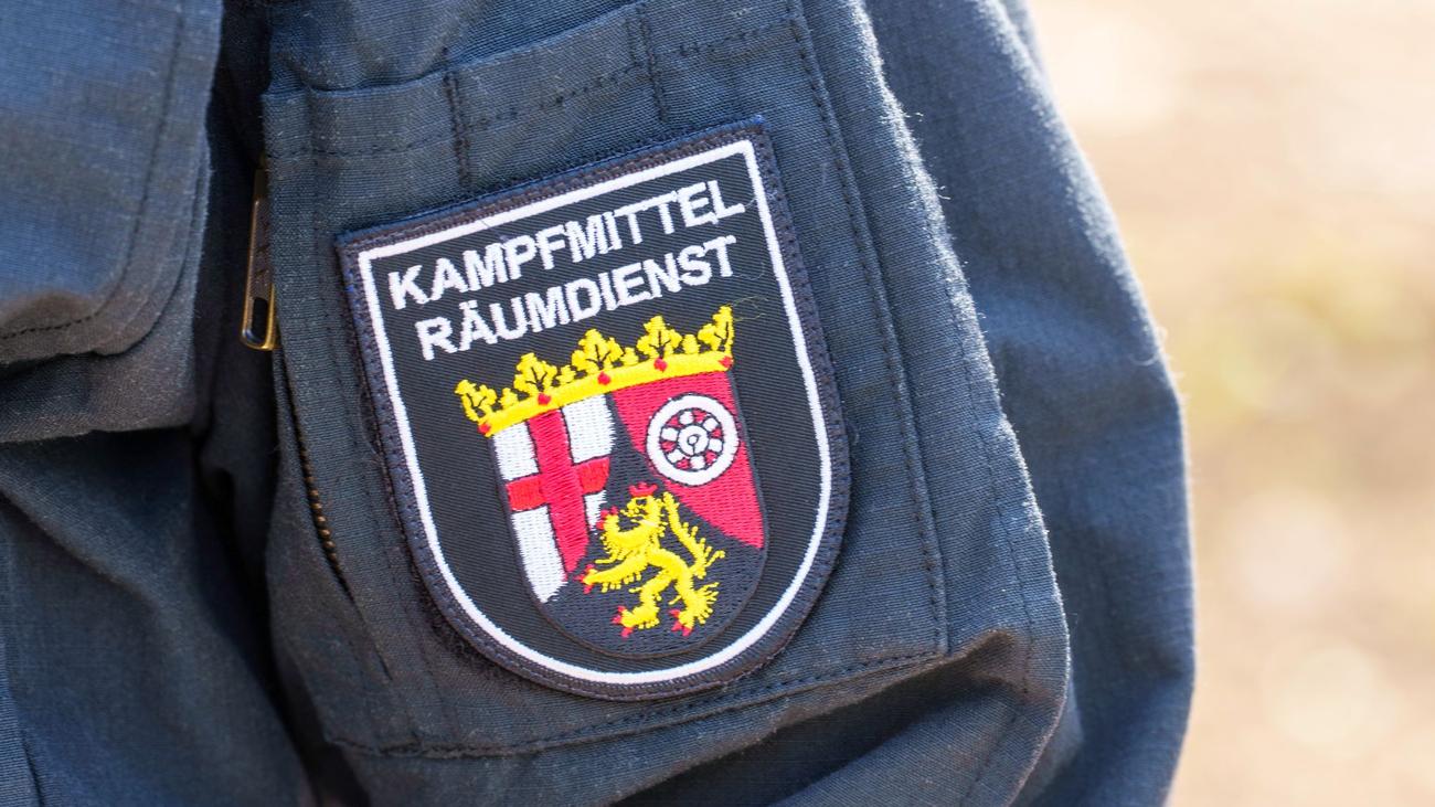 Notfälle: 500-Kilo-Weltkriegsbombe wird auf Baggerschiff entschärft
