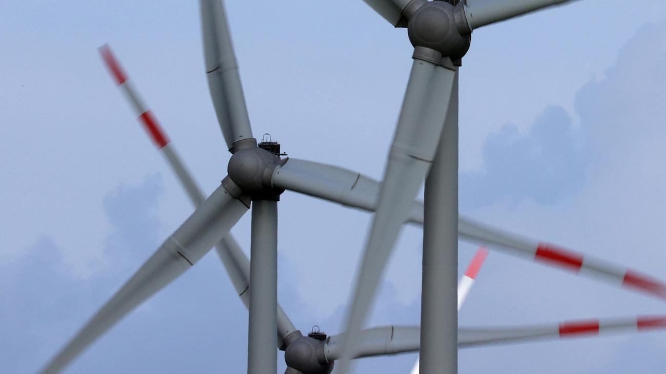 Erneuerbare Energien: Aiwanger will mehr Standorte für Windenergie