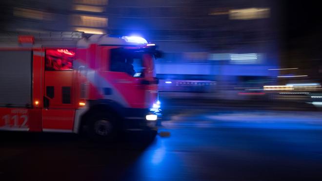  Eine 64-Jährige ist in der Nacht in einem Krankenhaus gestorben. Ein Pfleger hatte sie in einem brennenden Krankenhausbett gefunden. (Symbolbild)