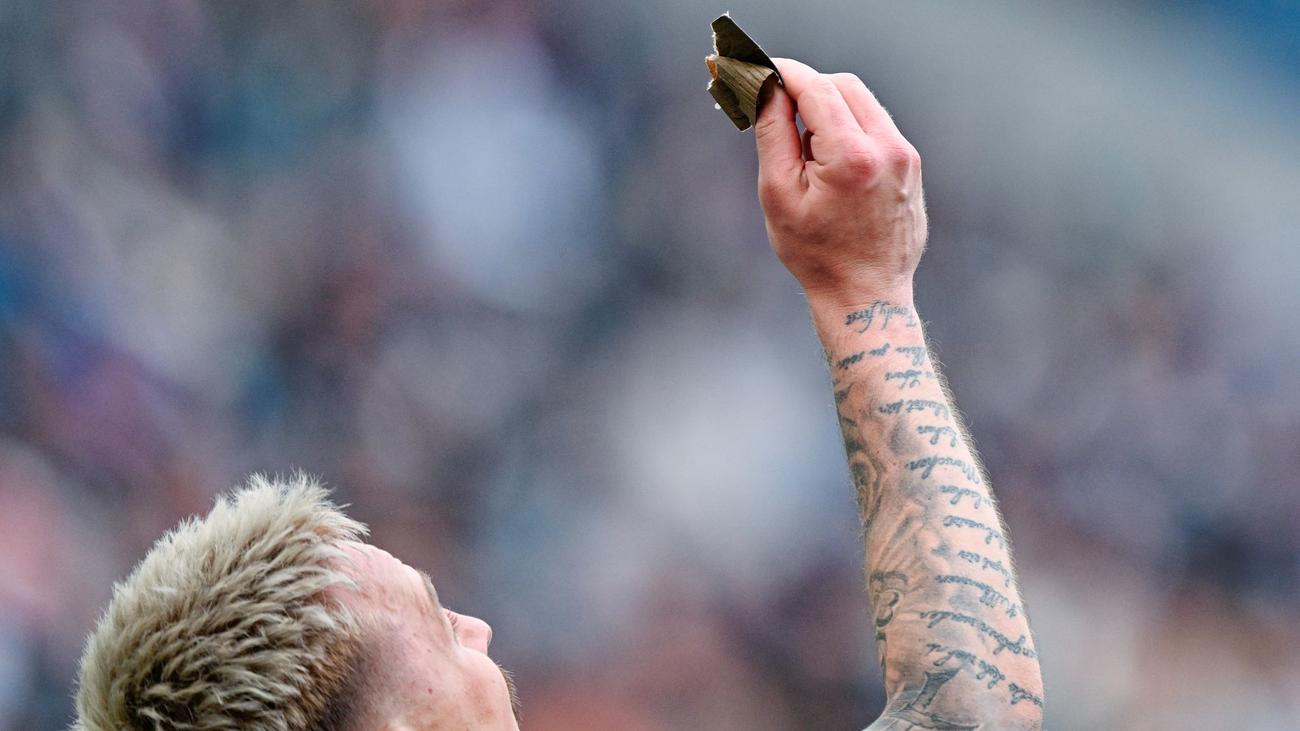 Fußball-Bundesliga: Mainzer Doppelpacker Tietz zeigt speziellen Glücksbringer