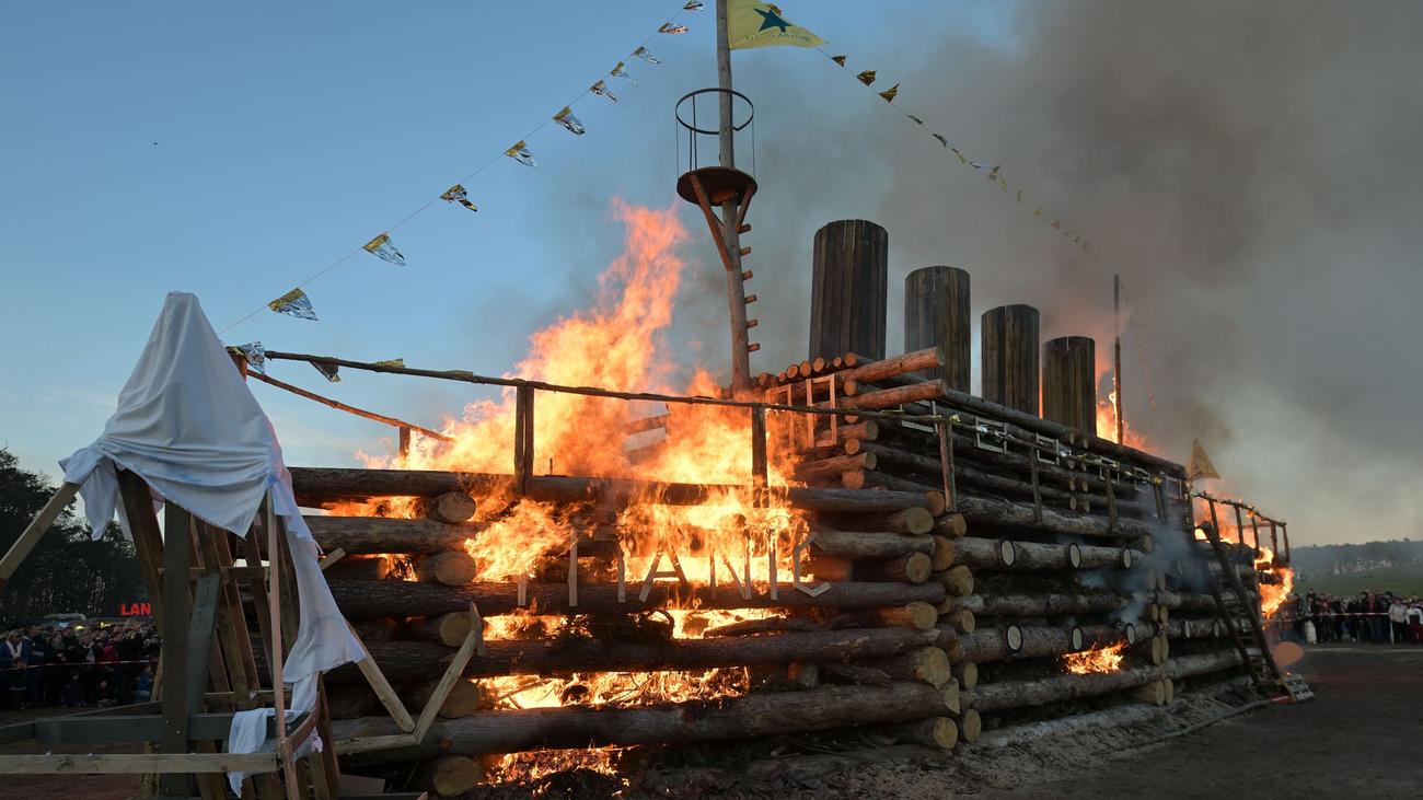Ehrenamtliche rackern sich ab: Osterfeuer mal anders: Holzschiff geht in Flammen auf