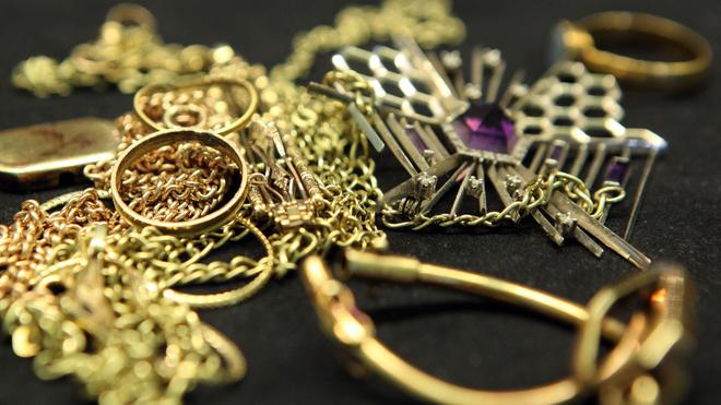 Blaulicht-Einsatz: Schmuck im Wert von 30.000 Euro wurde gestohlen. (Symbolbild)