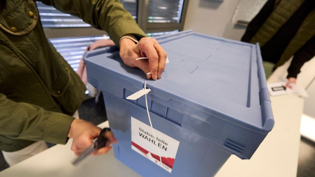 Öffentlicher Dienst im Blick: Zwei Rechnungshöfe und zwei Meinungen zum Thema Wahlhelfer