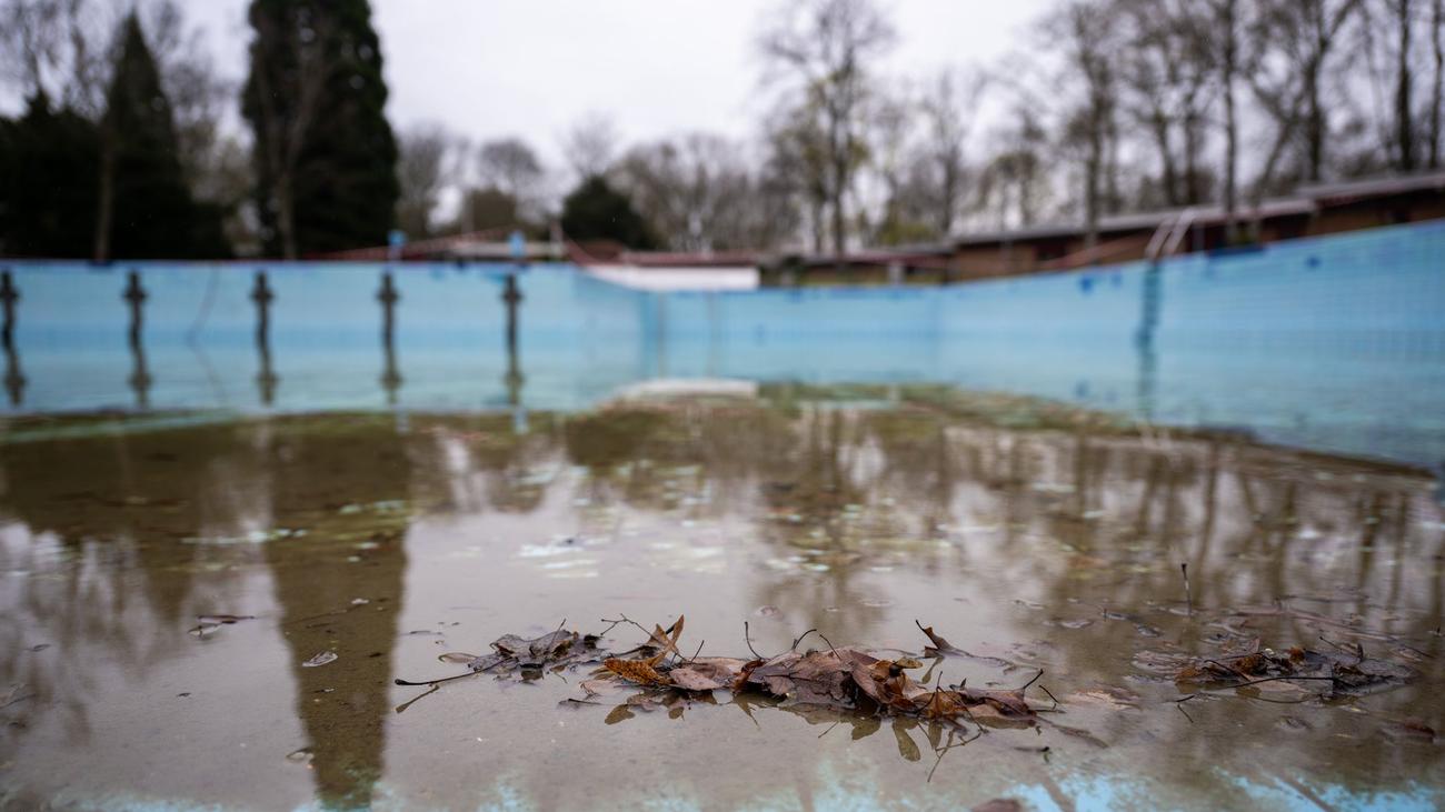 Freibäder: Abpumpen, schrubben, prüfen – so läuft der Freibad-Start