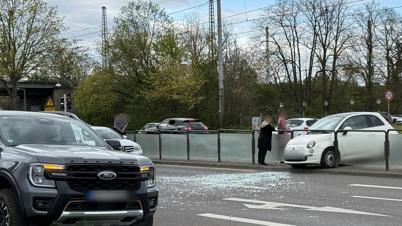 Frau verletzt: Nach Spurwechsel wird Auto über Bahngleise geschleudert