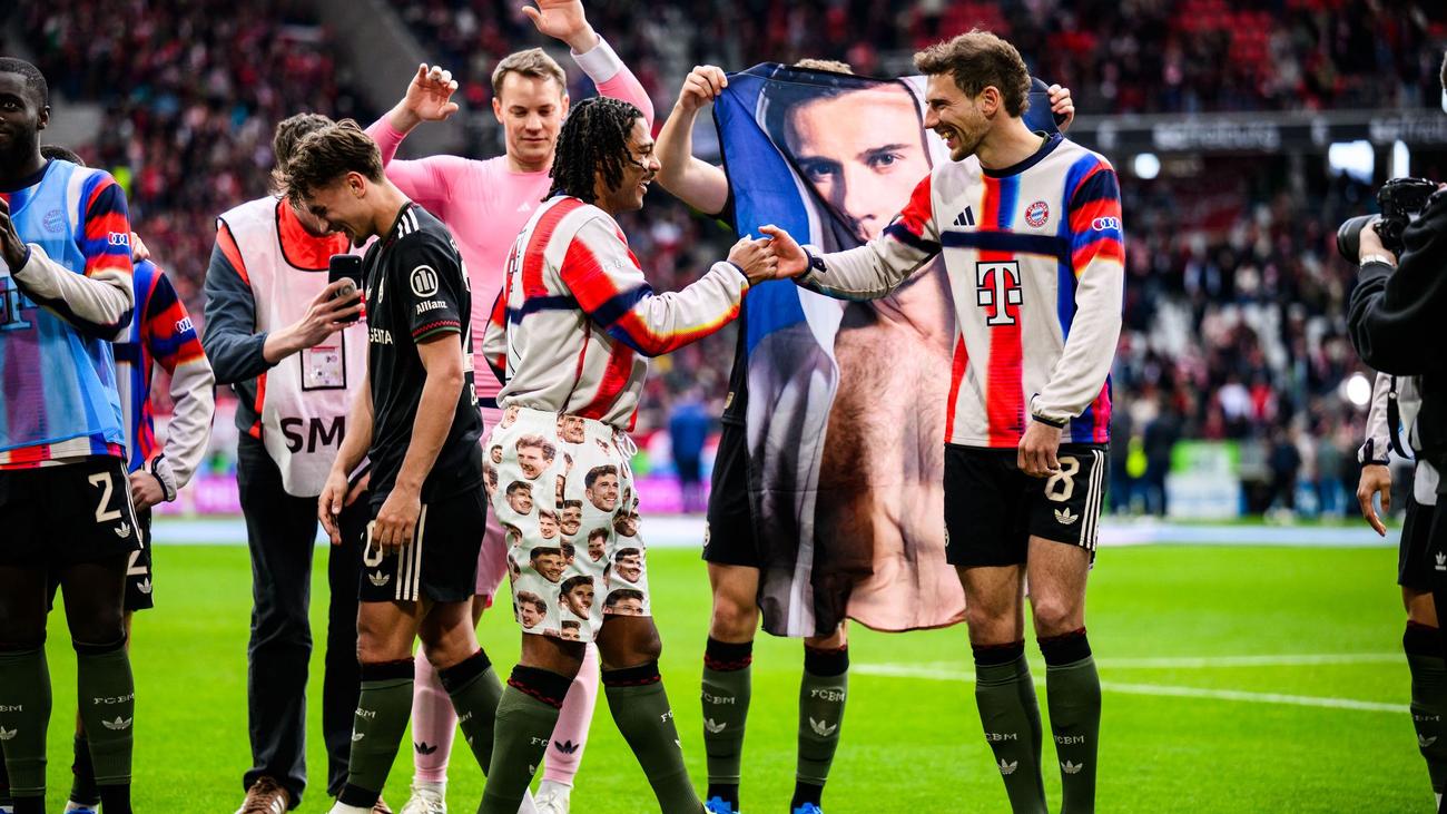 Fußball-Bundesliga: Rätselhafter Bayern-Jubel: Gnabry feiert in Goretzka-Hose