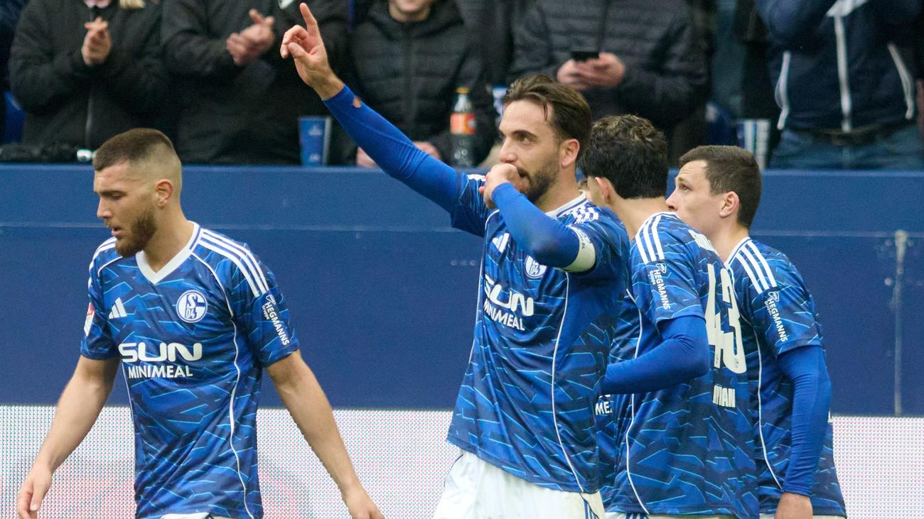 2. Fußball-Bundesliga: Sieg auch ohne Dzeko und Katic: Schalke hält Tabellenführung