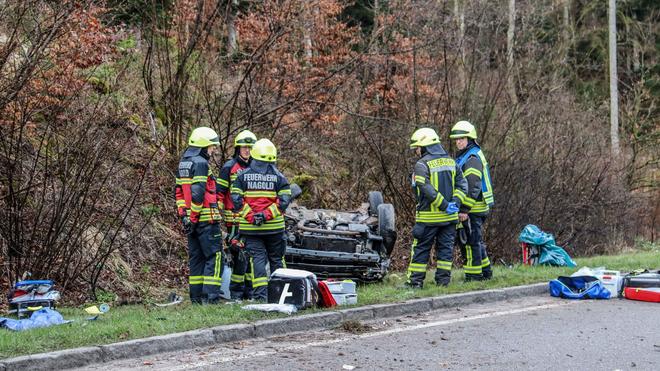 Auto überschlägt sich mehrmals: Sanitäter bringen die fünf Frauen in ein Krankenhaus. (Symbolbild)