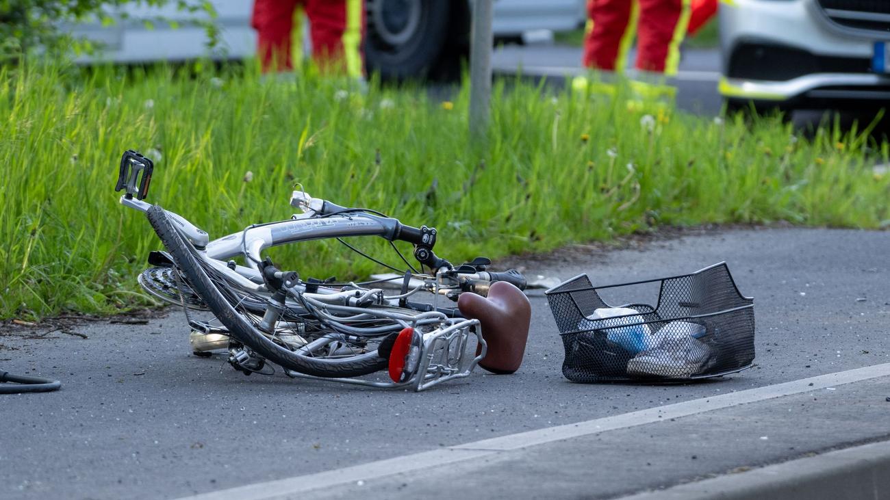 Ermittlungen laufen: 86-jähriger Radfahrer bei Unfall lebensgefährlich verletzt