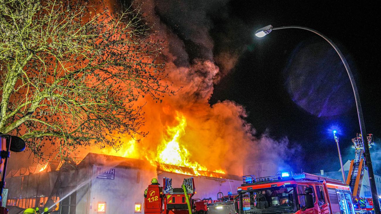 Brand: Großbrand in Lagerhalle – Feuerwehr weiter im Einsatz
