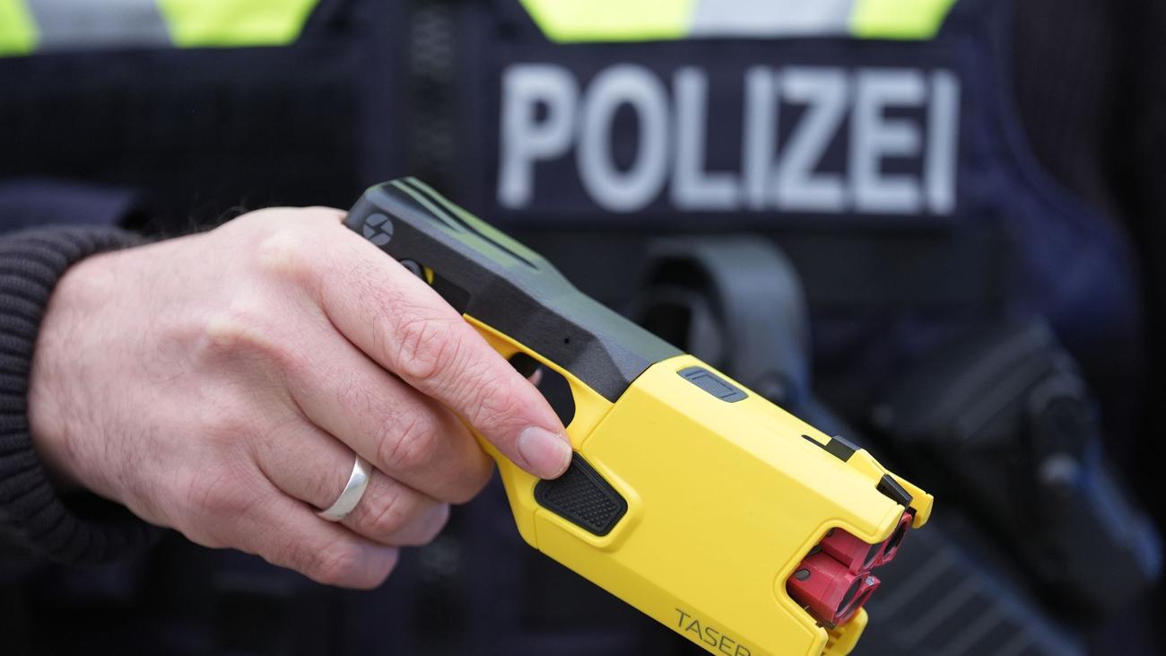 Kriminalität: Mit Elektroschocker: Polizei nimmt Betrunkenen fest