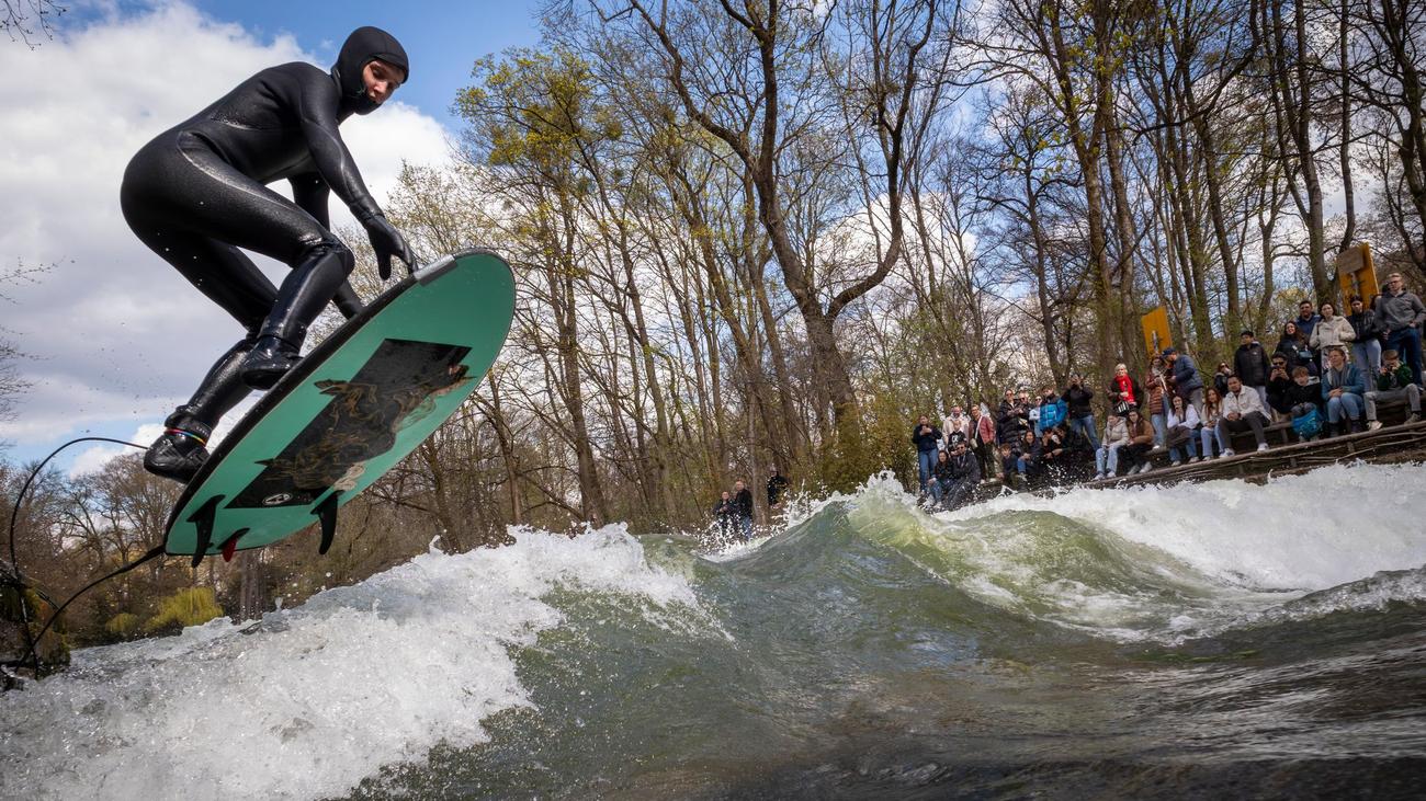 Englischer Garten: Osterwelle: Kurzes Surf-Comeback am Eisbach sorgt für Wirbel