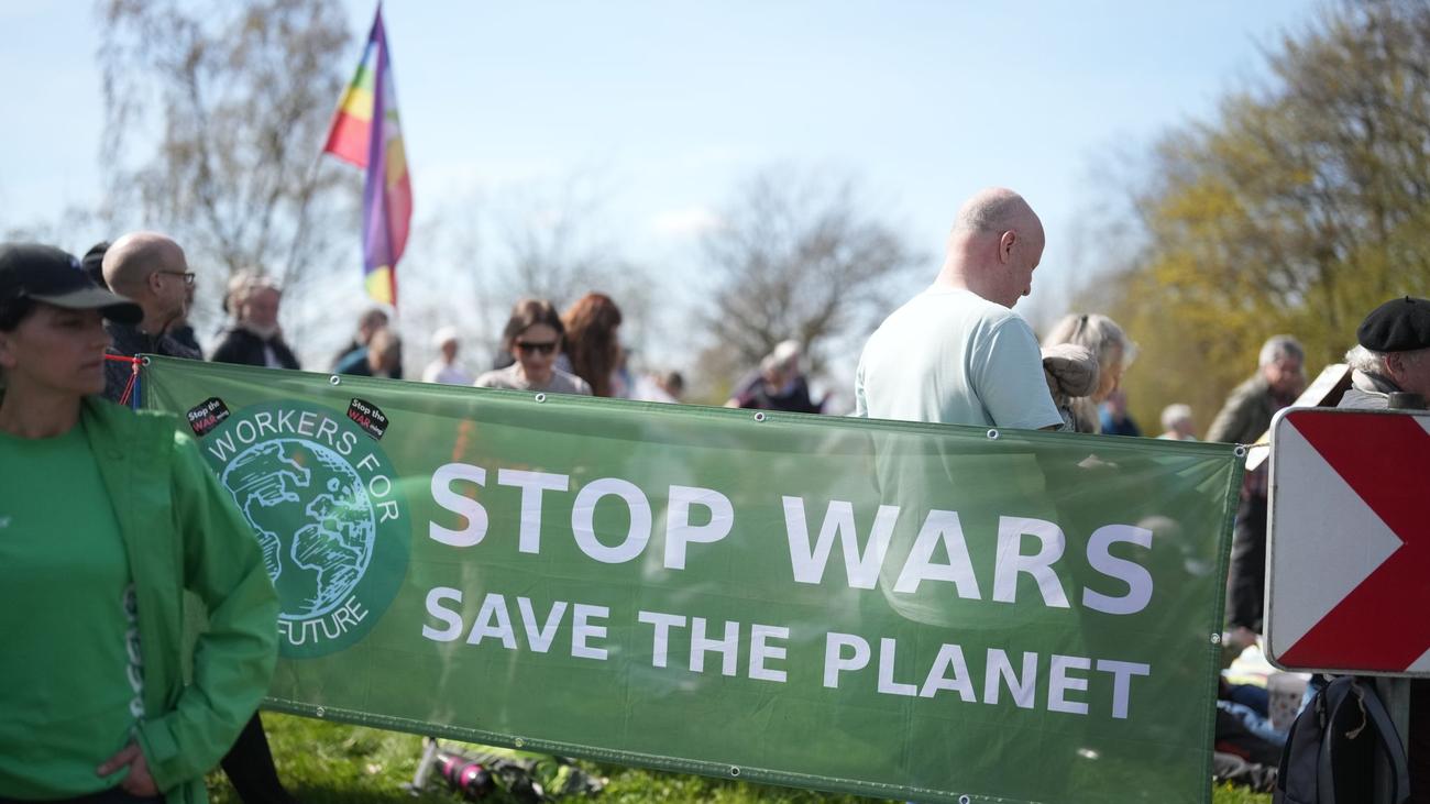 Friedensbewegung: Polizei: Gut 250 Menschen bei Demo in Büchel für Frieden