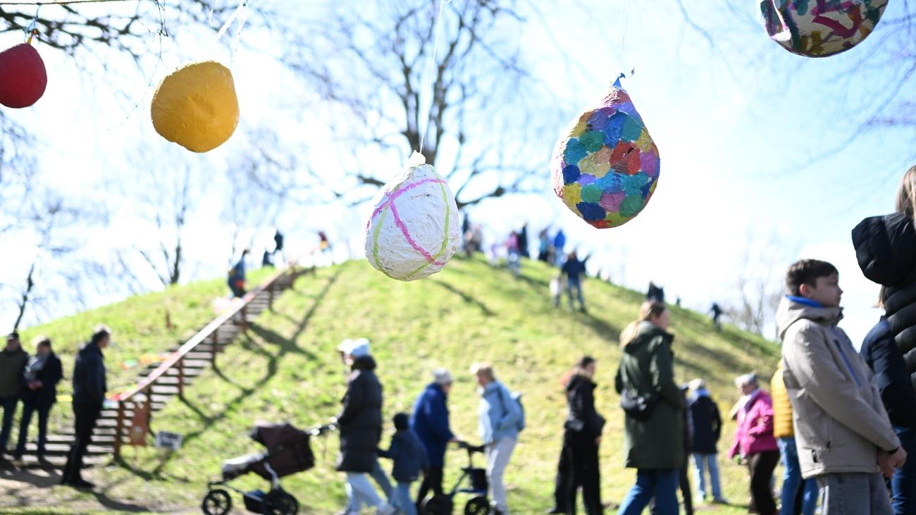 Ostertradition Eiertrüllen: Warum in Ostfriesland Ostereier einen Hügel runter kullern