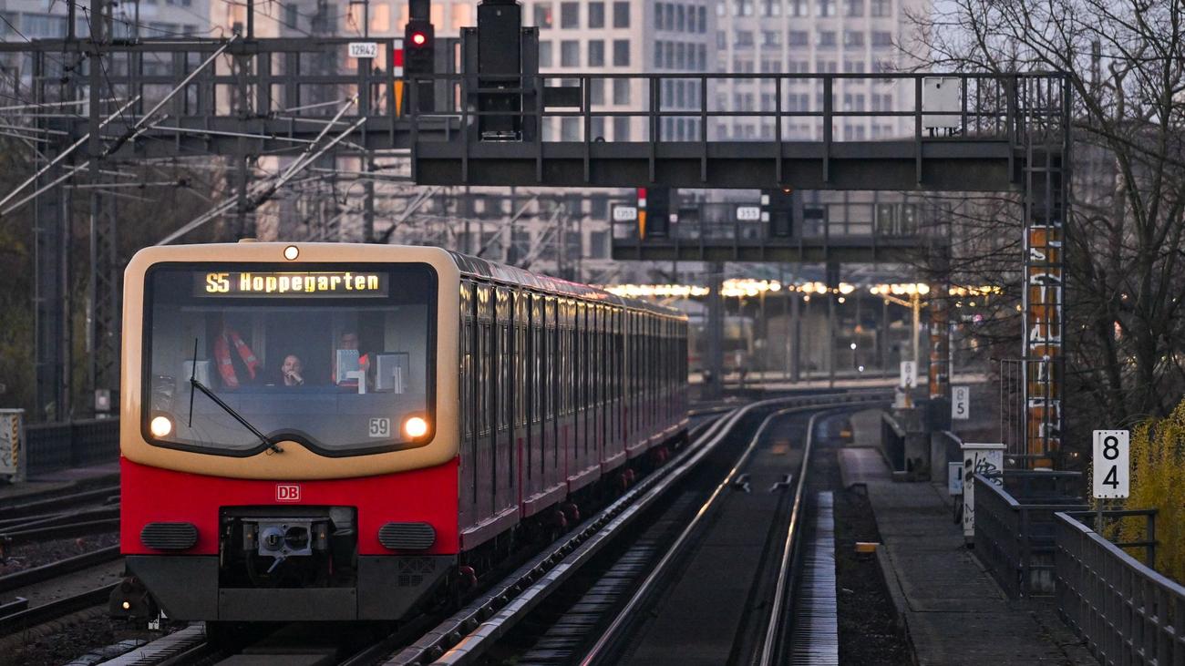 Kriminalität: Frauen in S-Bahn belästigt – Gruppe schlägt auf Helfer ein