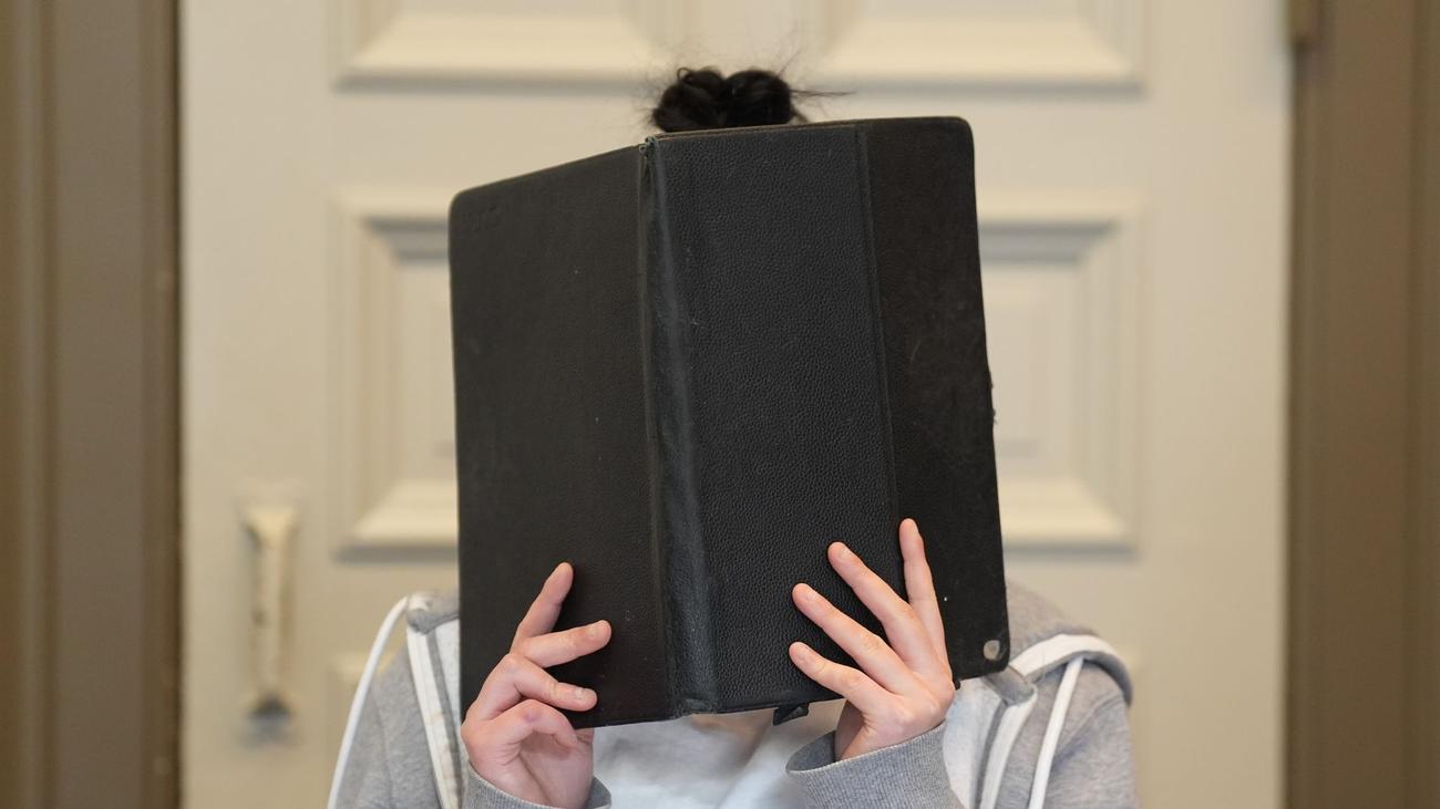 Kriminalität: Mann erstochen – Junge Frau wegen Totschlags vor Gericht