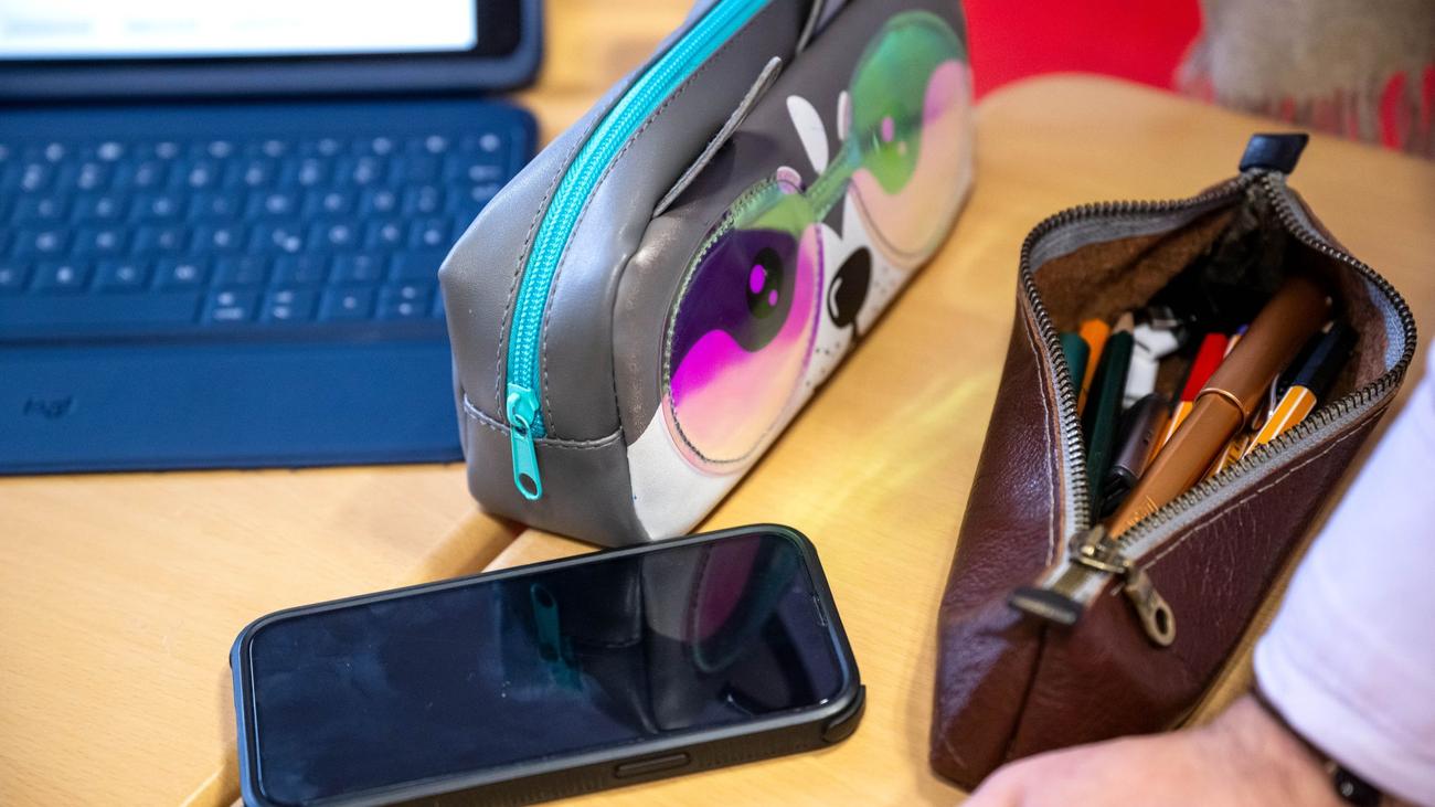 Bildung: Ministerium erhebt Umsetzung des Handyverbots an Schulen