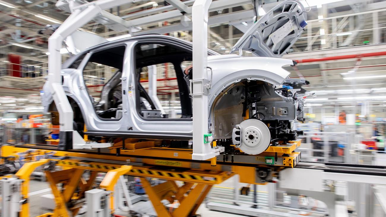 Konjunkturumfrage: Stimmung der Autoindustrie sinkt - Besserung bei Jobs