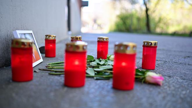 Tragischer Tod: Kerzen, Blumen und ein Foto erinnern an den Toten.